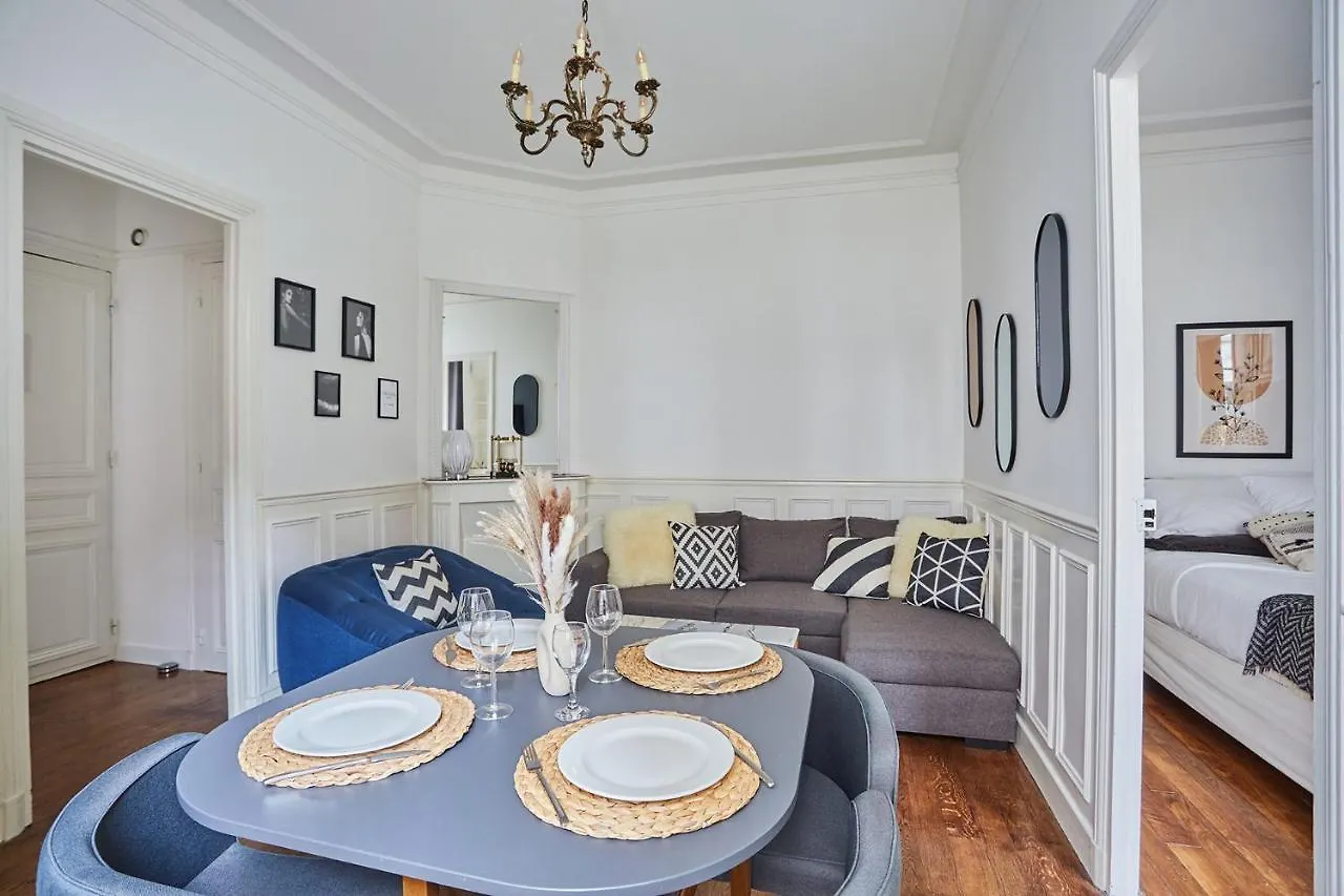 Residence Tour Eiffel By Studio Prestige Paris France